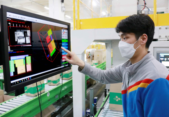 CJ대한통운 직원이 군포 스마트 풀필먼스 센터에서 스마트 패키징 라인을 점검하고 있다. CJ대한통운 제공